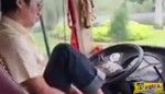 ΑΣΥΝΕΙΔΗΤΟΣ οδηγός την ώρα που οδηγούσε αποφάσισε να βαλει τα παπούτσια του!