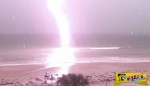 Η εντυπωσιακή στιγμή όπου ένας κεραυνός χτυπά μια παραλία στη Φλόριντα των ΗΠΑ