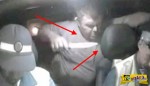 Σοκαριστικό βίντεο: Μεθυσμένος οδηγός μαχαιρώνει τους αστυνομικούς που τον συνέλαβαν!