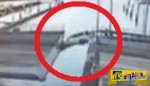 Βουτιά θανάτου: Αυτοκίνητο συγκρούστηκε με κινητή… γέφυρα πριν κλείσει!