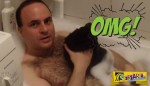 Ελληνάρας κάνει μπάνιο με τα γατάκια του, γιατί νομίζει οτί αυτό αρέσει στις γυναίκες!