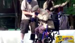 Που να φανταστεί κανείς ότι βοηθώντας έναν παππού να σηκωθεί από την αναπηρική καρέκλα, θα γίνει κάτι τέτοιο!
