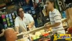 Ένα μικρό αγόρι μπαίνει σε ένα κατάστημα, αρχίζει να τραγουδά και σοκάρει τους πάντες!