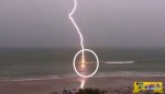 Η στιγμή που μια αστραπή χτυπά τη θάλασσα σε ένα βίντεο με αργή κίνηση!