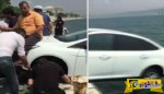 Απίστευτο βίντεο: Κάθισαν πάνω στο αυτοκίνητο για να μην πέσει στα νερά του Βοσπόρου