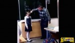 Αυτός ο δάσκαλος άρχισε να φωνάζει και να ταπεινώνει μια μικρή μαθήτρια μέσα στην τάξη. Η απάντηση της; Επική!