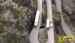 Σοκαριστικό βίντεο με δυο φορτηγά σε έναν από τους πιο στενούς δρόμους στον κόσμο!