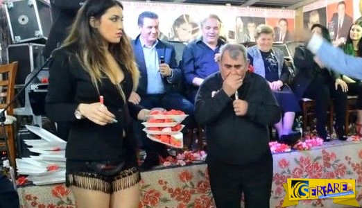 Τα σπάει! Έπαιξε κλαρίνο με... τη μύτη του σε πανηγύρι!