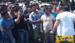 ΦΟΒΕΡΟ ΒΙΝΤΕΟ: Αγανακτισμένος, μάγκας Έλληνας πολίτης “την πέφτει” στο πλήθος μεταναστών που έχουν κλείσει τον δρόμο στην Κω!
