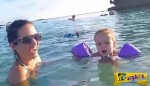 Αυτή η μητέρα ήθελε να βιντεοσκοπήσει τα παιδιά της στην παραλία, αλλά παρατηρήστε το νερό πίσω τους…