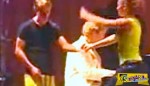 Ο πιανίστας φωνάζει ένα ζευγάρι χορευτών στη σκηνή. Δείτε τι κάνει ο άντρας με το κίτρινο παντελόνι!