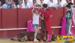 Δείτε τι έκανε αυτή η γυναίκα , για να σταθεί δίπλα στον ταύρο που πέθαινε!
