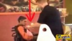 Σε ένα Fast Food είδαν τον υπάλληλο του εστιατορίου να κάνει αυτό σε πελάτη με αναπηρία και σοκαρίστηκαν