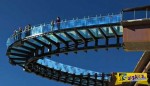 Άνδρας παθαίνει κρίση πανικού σε ύψος 1.500 μ. πάνω στην γυάλινη γέφυρα Skywalk!