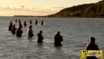 14 ψαράδες μπαίνουν στην σειρά.. Δεν μπορείτε να φανταστείτε τι γίνετε όταν σηκώνουν τα χέρια τους!