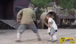 Ο Jackie Chan μαθαίνει τεχνικές των Shaolin απο ένα μικρό παιδί!