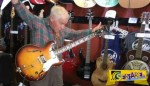 Παππούς 81 χρονών αφήνει άφωνους τους εργαζόμενους σε μαγαζί με κιθάρες με το ταλέντο του!