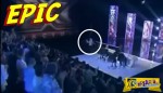 Το βίντεο τα σπάει! Έπεσε από την σκηνή του X-Factor καθώς τραγουδούσε!