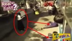 Κινέζα ακινητοποιεί δυο άντρες εξ' αποστάσεως και σπέρνη τον πανικό! Το βίντεο είναι πραγματικά τρομακτικό