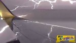 Αεροσκάφος περνά μέσα από ηλεκτρική καταιγίδα!