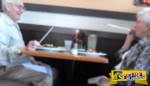 Ζευγάρι ηλικιωμένων παίζει στο εστιατόριο και το διαδίκτυο λιώνει από γλύκα