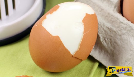 Ακόμα παιδεύεστε με το ξεφλούδισμα των αυγών; Δείτε 3 πανέξυπνα τρικ!