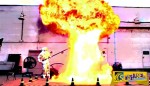 Ρίχνει νερό σε φωτιά πετρελαίου και δημιουργεί ένα σύννεφο που μοιάζει με μία μίνι-πυρηνική βόμβα!