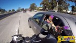 Μοτοσικλετιστής ακουμπάει τα πόδια κοπέλας που έχει βγάλει έξω από το παράθυρο.