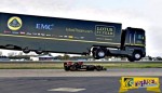 Φορτηγό 16 τόνων πραγματοποιεί άλμα ρεκόρ πάνω από κινούμενη Formula 1