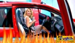 Ελένη Μενεγάκη: Το σκίσιμο της φούστας όταν μπήκε στο αυτοκίνητο... άναψε φωτιές!