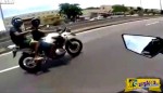 Πρωτοφανή απόπειρα ληστείας ανάμεσα σε δύο μοτοσικλέτες - Δείτε πως επιχειρούν ρεσάλτο ....