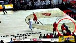 Μπασκεμπολίστας κάνει τάκλιν στον διαιτητή... γιατί τόλμησε να μη του δώσει φάουλ!