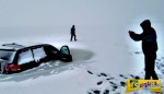 Απίστευτο! Έπεσε το αυτοκίνητο του μέσα στον πάγο και κόλλησε και πάγωσε στο νερό ...