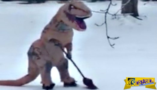 Ντύθηκε τυραννόσαυρος Ρεξ και πήγε να μαζέψει το χιόνι με το φτυάρι του!