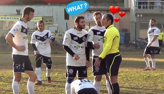 Απίστευτος Έλληνας διαιτητής τα... χώνει στους παίκτες!