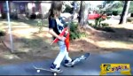 Ταλαντούχο παιδί παίζει κιθάρα και κάνει σκέιτμπορντ συγχρόνως σε… δύο σανίδες!