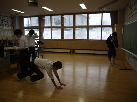 mathainoun-iapones-mathites-sevontai-sxoleio-tous-0