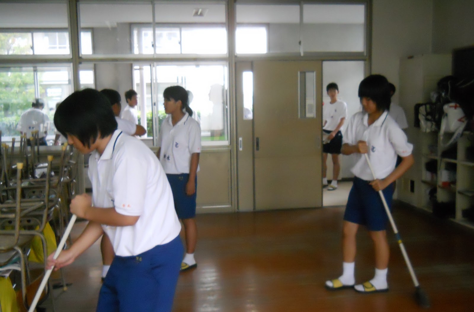 mathainoun-iapones-mathites-sevontai-sxoleio-tous-1