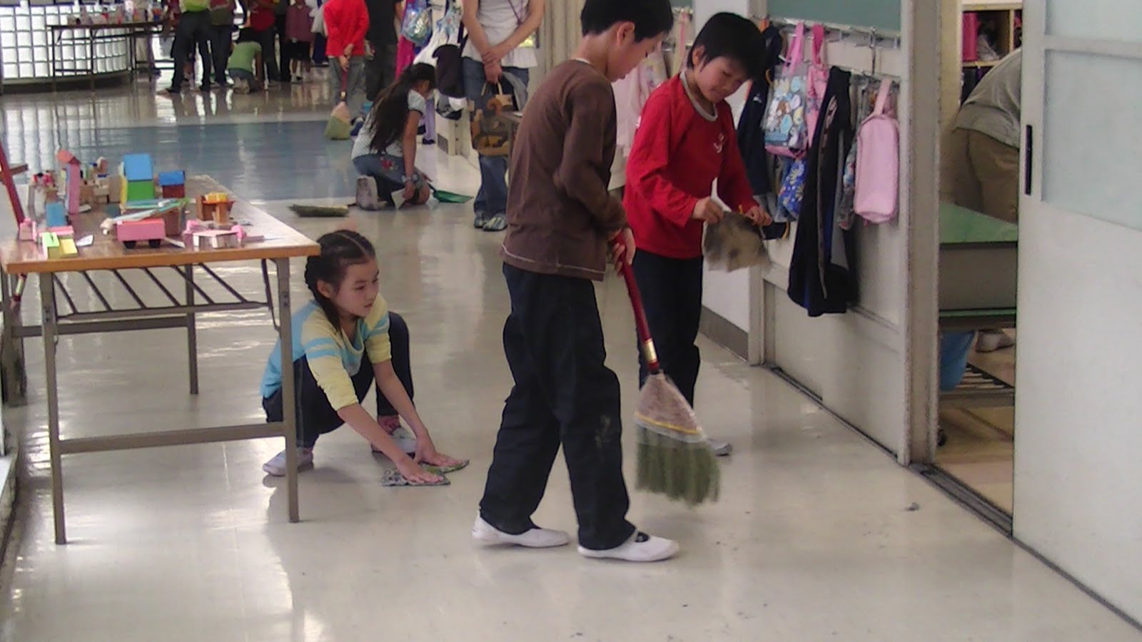 mathainoun-iapones-mathites-sevontai-sxoleio-tous-3