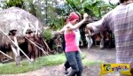 Χορεύοντας το συρτάκι του Ζορμπά με… φυλή των Παπούα!