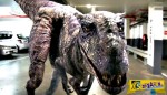 Ξεκαρδιστικό βίντεο: Φαρσέρ ντυμένος δεινόσαυρος τρομάζει πολίτες!