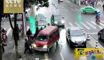 Συγκλονιστικό βίντεο: Γυναίκα βρέθηκε κάτω από τις ρόδες φορτηγού!