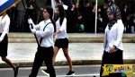 Εικόνα από την Ελλάδα του μέλλοντος: Μαθήτρια με ισλαμική μαντίλα στην παρέλαση στο Σύνταγμα!