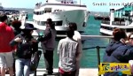 Απίστευτο βίντεο: Πλοίο πέφτει με ορμή πάνω σε προβλήτα γεμάτη τουρίστες