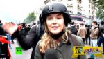 Γαλλία: Κουκουλοφόρος χτυπά στο κεφάλι Ρωσίδα ρεπόρτερ!