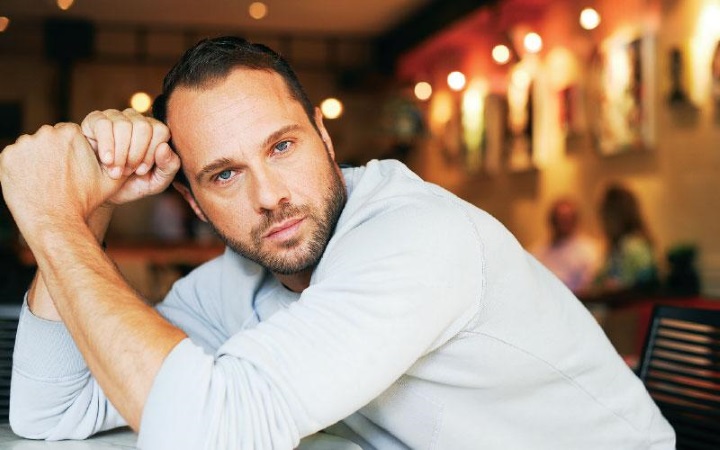 Αυτός είναι ο γοητευτικός ηθοποιός θα “εισβάλλει” στους “9 μήνες” και φέρνει ανατροπές!