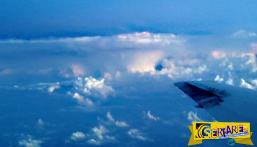 Δείτε αμέτρητους κεραυνούς να «χορεύουν» δίπλα σε αεροσκάφος!