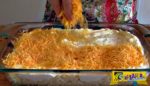 Τρίβει τυρί πάνω από πατάτες και τα βάζει στο φούρνο! Το αποτέλεσμα, εκπληκτικό!