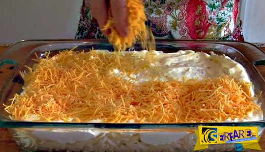 Τρίβει τυρί πάνω από πατάτες και τα βάζει στο φούρνο! Το αποτέλεσμα, εκπληκτικό!