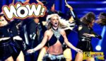 Έφυγε το σoυτιέv της Britney Spears πάνω στην σκηνή και της το κούμπωσαν οι Χορευτές!